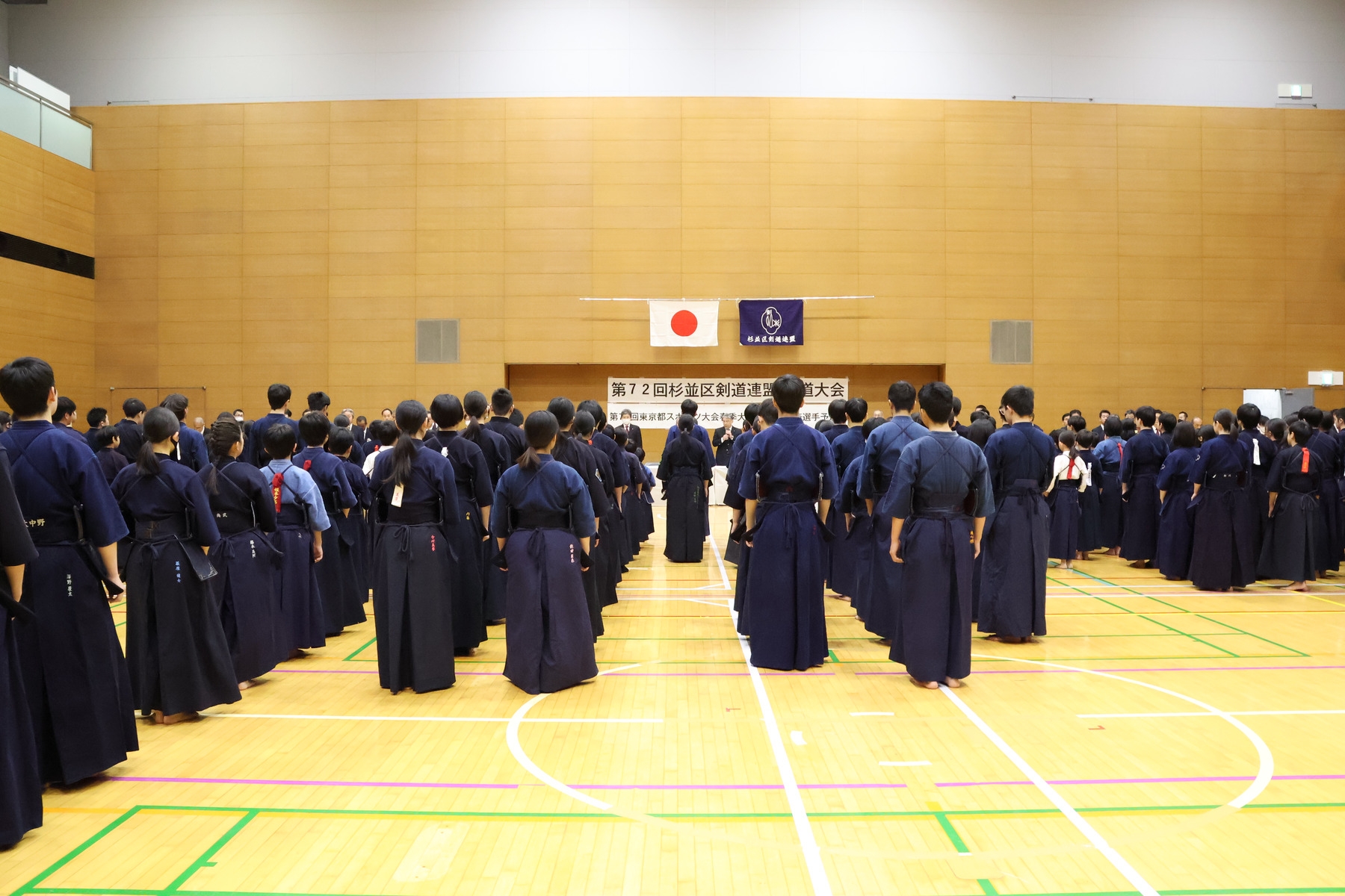 剣道の同好の士が団結し活動を続けています。