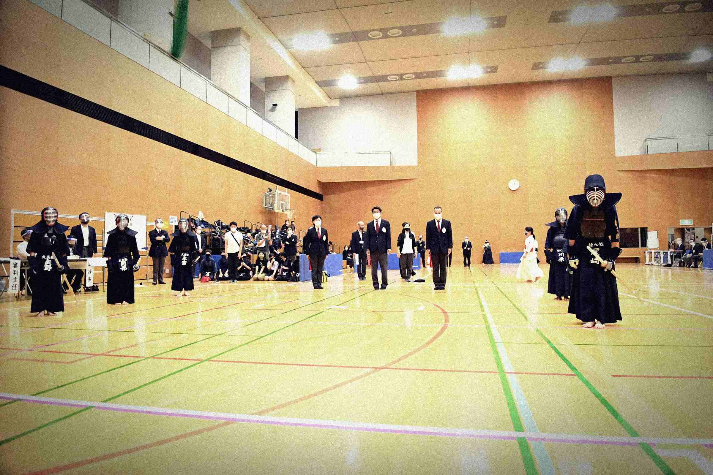 剣道の同好の士が団結し活動を続けています。